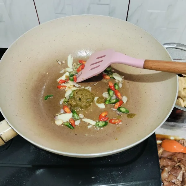 tumis bawang merah bawang putih cabe hijau cabe merah dan bumbu dasar putih hingga harum