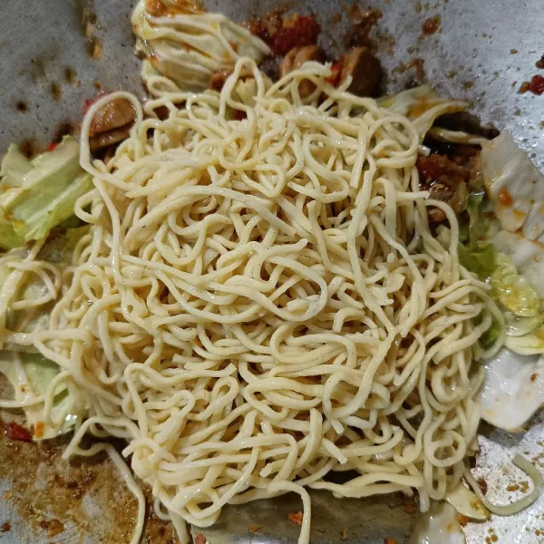 Masukkan bakmi kemudian aduk-aduk sampai merata.