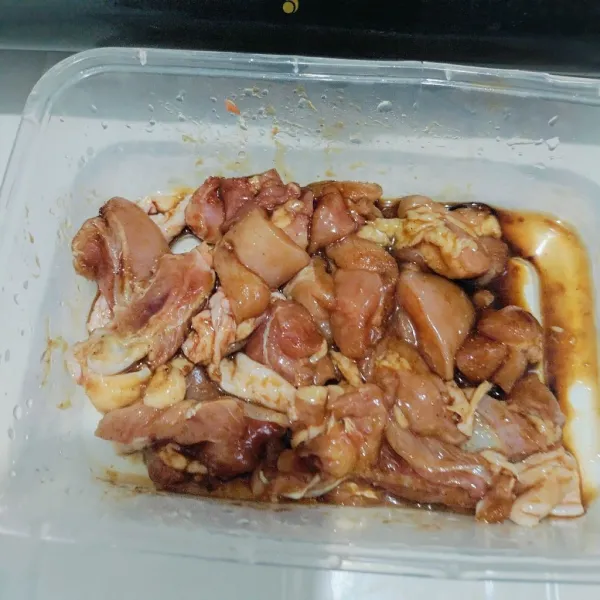 potong dadu dada ayam, lalu beri kecap asin, saus tiram, kecap manis, kaldu bubuk, garam dan lada bubuk aduk rata diamkan selama 1 jam
