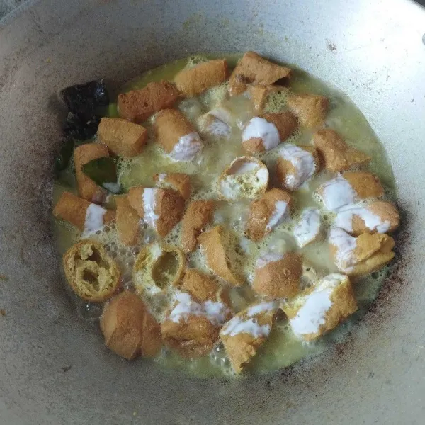 Tuang sisa air, beri garam, gula, merica, dan kaldu bubuk. Terakhir beri santan. Aduk rata, test rasa. Angkat, sajikan.