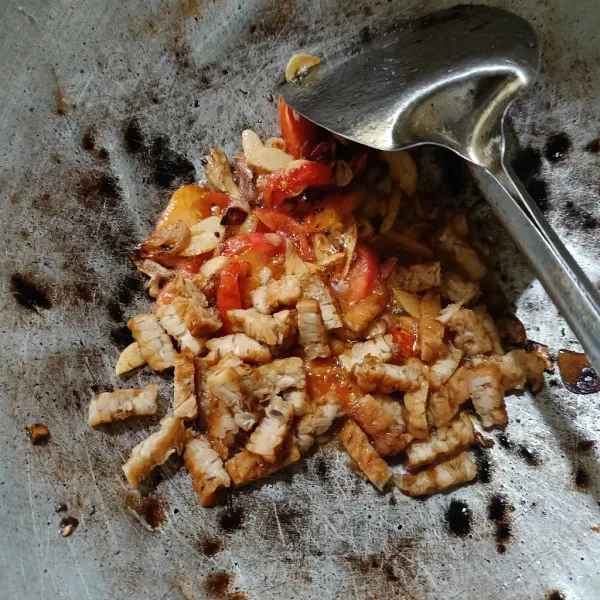 Masukkan tempe kemudian aduk-aduk sebentar.
