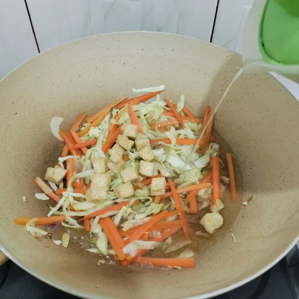 masukan tahu yang sudah digoreng, dan air masak hingga mendidih