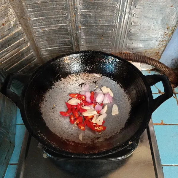 Tumis bumbu iris sampai harum.