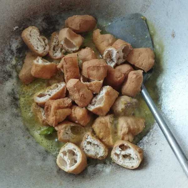 Kemudian masukkan potongan tahu pong, aduk rata.