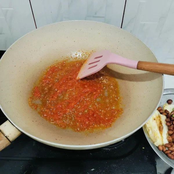 tumis bahan cabe hingga harum lalu beri garam dan kaldu bubuk masak hingga bau langu hilang