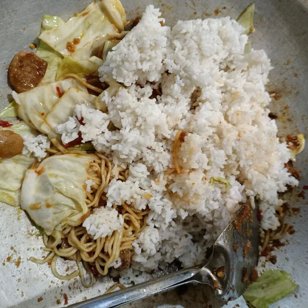 Masukkan nasi, tambahkan kaldu jamur dan kecap manis.