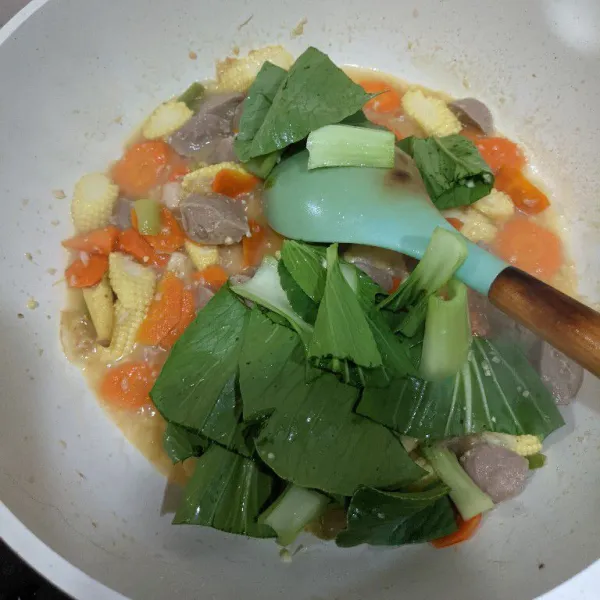 Masukkan pokcoy. Aduk dan biarkan daun kehijauan. Sambil ditumis ya. Selesai