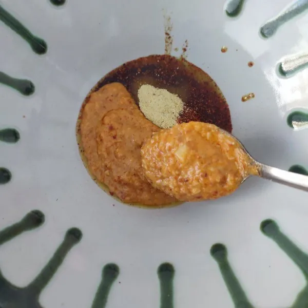 Campur bumbu mie dan campuran telur.
