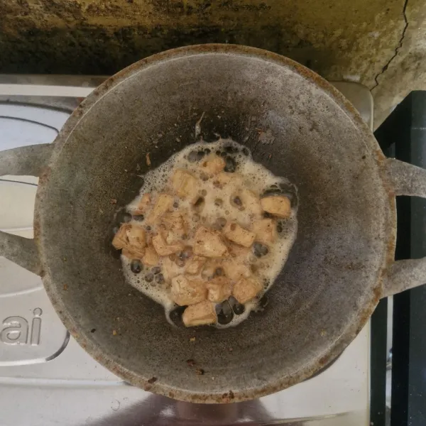 Siapkan tahu yang telah dipotong kecil-kecil, kemudian goreng hingga kering. Angkat dan tiriskan.