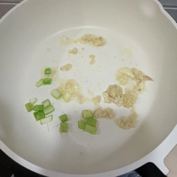 Tumis Bumbu halus dengan 1 batang daun bawang hingga harum dan warna agak kecoklatan tanda bumbu matang.