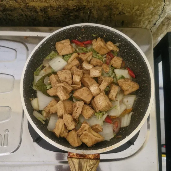 Setelah sawi putih layu, masukkan tahu. Aduk hingga merata, tunggu kurang lebih 5 menit hingga sayur dan tahu bumbunya meresap dan matang.