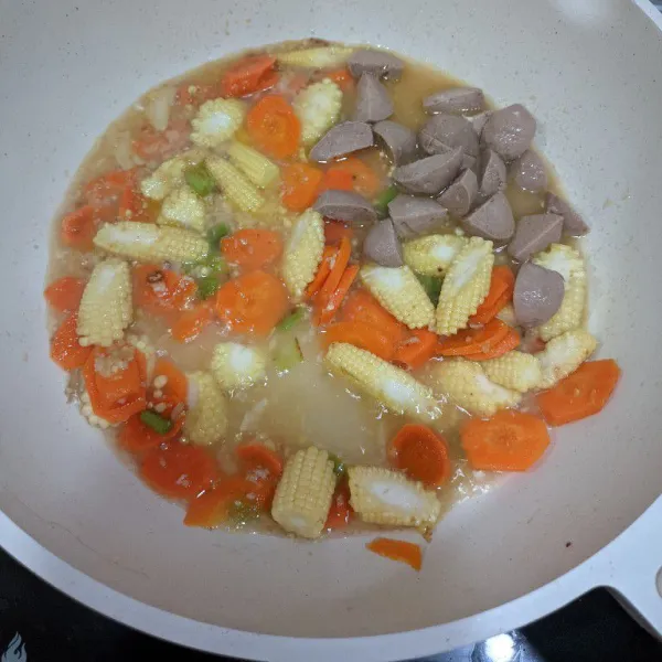 Lalu tambahkan bakso. Aduk sebentar. Msak hingga bakso mekar. Koreksi .rasa .