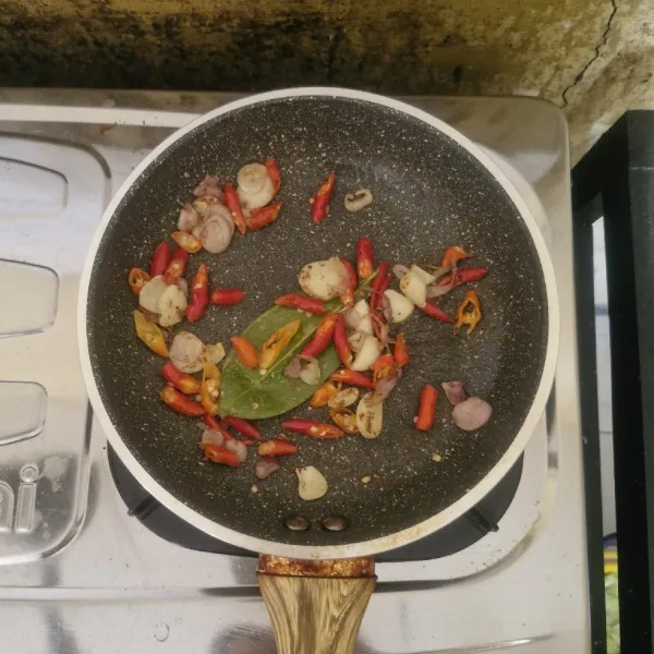 Tumis bumbu hingga tercium bau harum.