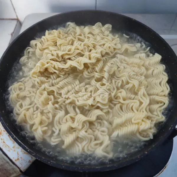 Rebus air hingga mendidih, masukkan mie, masak hingga matang.