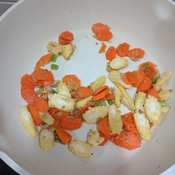 Masukkan sayuran keras dahulu seperti wortel dan putren. Tumis sebentar 1 menit. Aduk merata.