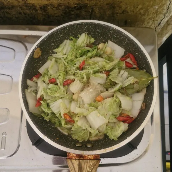 Masukkan sawi putih. Tambahkan garam, kaldu jamur, dan gula. Aduk hingga tercampur merata.
