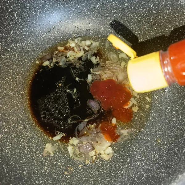 Tuang air dan masukkan bahan saus dan bumbu.