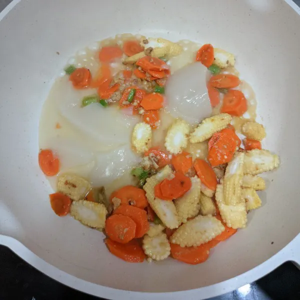 Masukkan air kaldu ceker homemade. (Boleh ganti air saja). Tutup pan. Tunggu 3 menit.