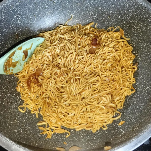 Kemudian, masukkan mie dan aduk-aduk sampai tercampur rata dan meresap. Koreksi rasanya dan siap disajikan!