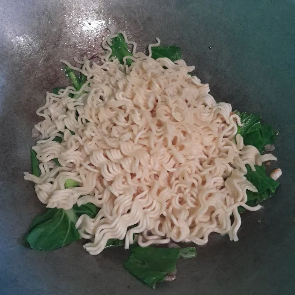 Masukkan mie kuning aduk rata kembali