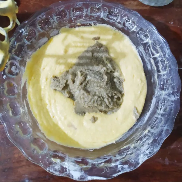 Masukkan kacang hijau, aduk rata