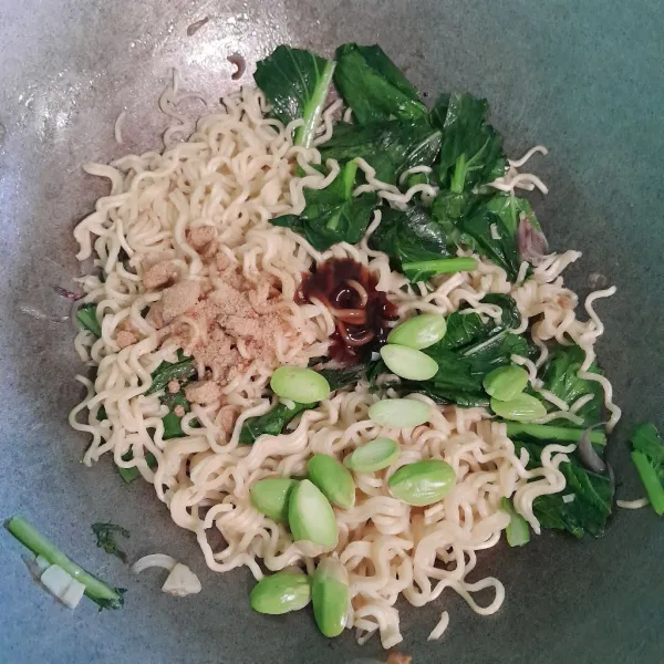 Tambahkan petai, merica,garam, kaldu bubuk, kecap manis kecap asin dan saus tiram