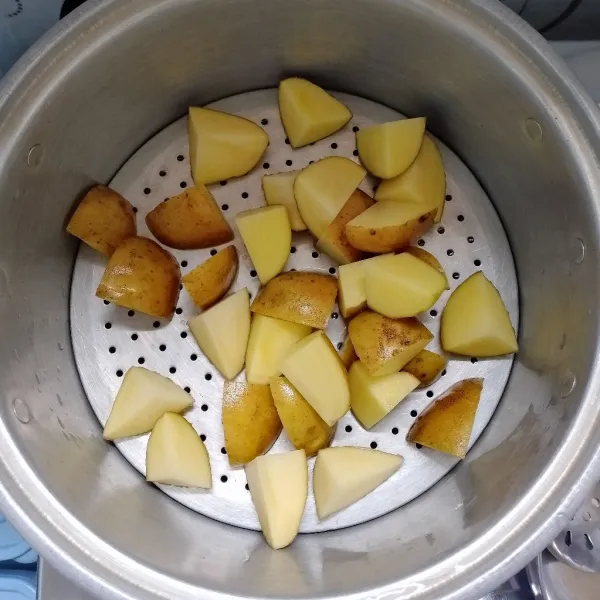 Kukus kentang. Kemudian kupas.