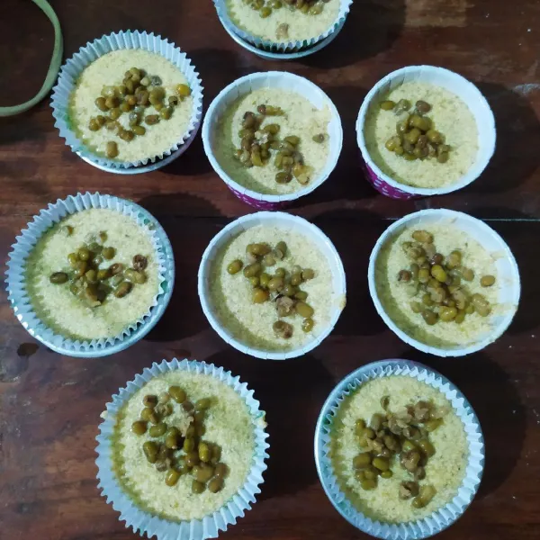 Tuang ke cup, jangan sampai penuh karena akan mengembang. Beri topping kacang hijau.