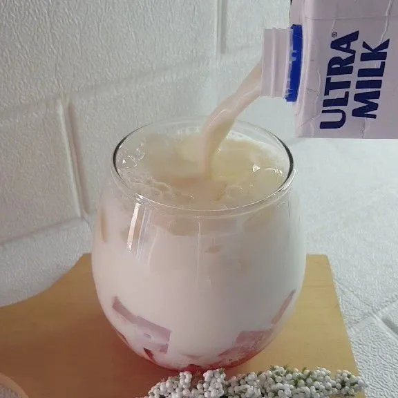 Tuang susu UHT sampai gelas penuh