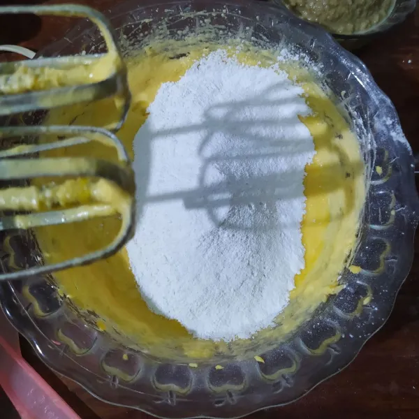 Masukkan bahan C, aduk rata.