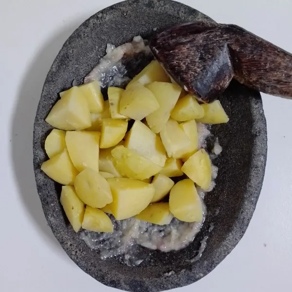 Masukkan kentang. Ulek kasar.