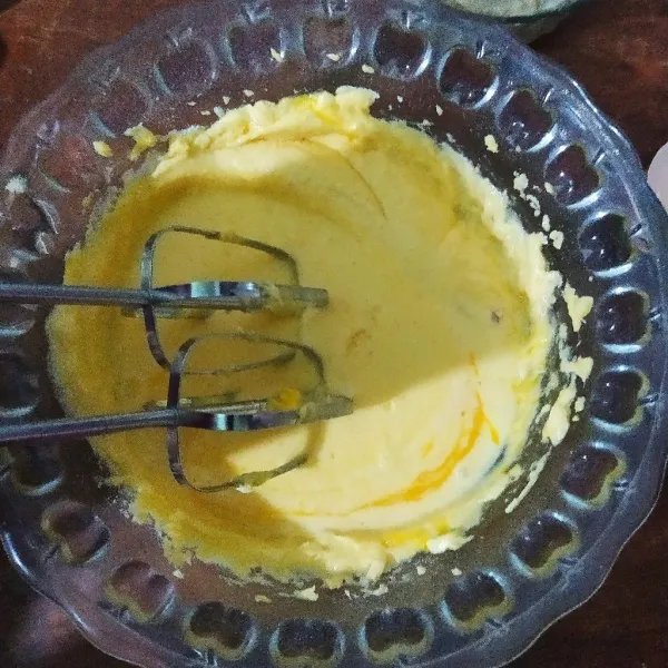 Masukkan telur satu per satu. Mikser sampai mengembang.