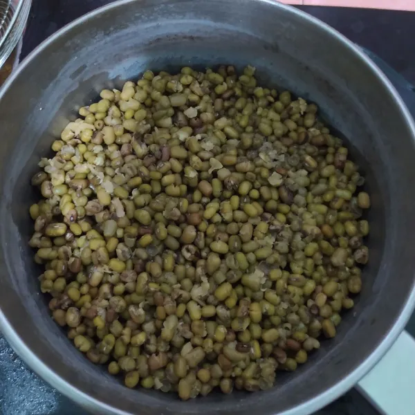 Rebus kacang hijau bersama daun pandan dengan metode 5:30:7. Jika masih ada airnya bisa dimasak lagi sampai asat.
Sisihkan 3 sdm kacang hijau untuk topping lalu blender sisanya dengan susu cair.