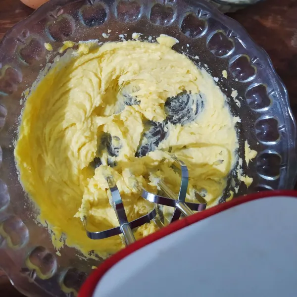 Dalam bowl, masukkan margarin dan gula lalu mikser hingga lembut.