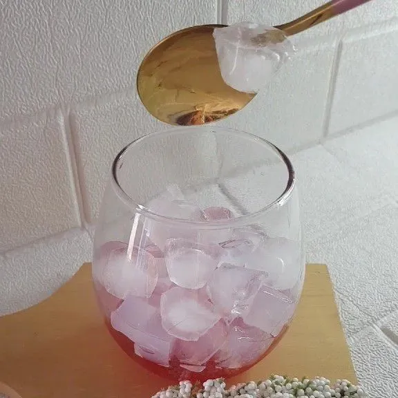 Lalu beri es batu semakin banyak semakin seger