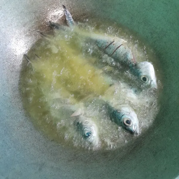 Goreng ikan sampai kuning keemasan
