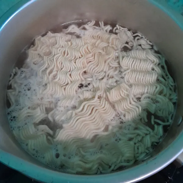 Rebus mie kuning sampai lunak lalu tiriskan