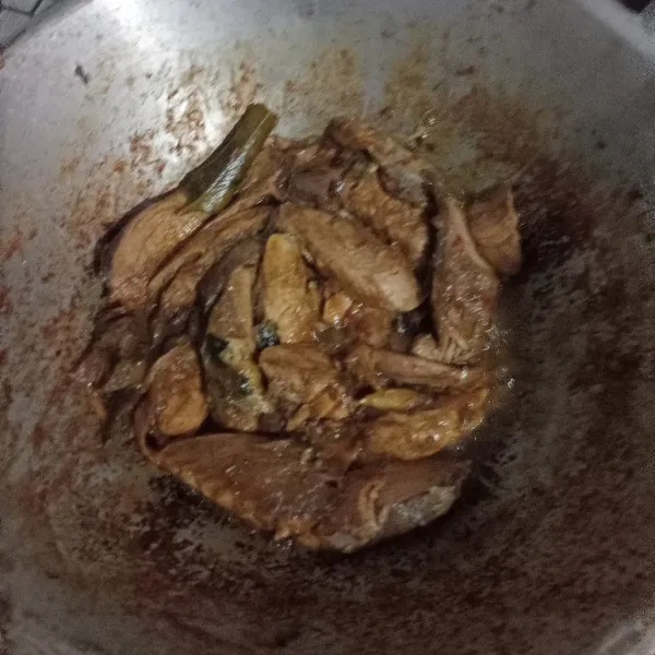 Setelah air menyusut kasi minyak 50 ml aduk rata, aduk rata dan sajikan atau air menyusut langsung angkat dan goreng