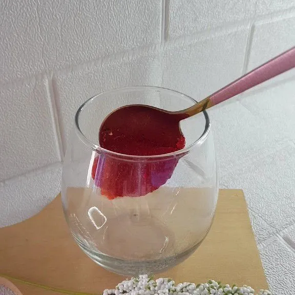 Taruh selai paling bawah di dalam gelas