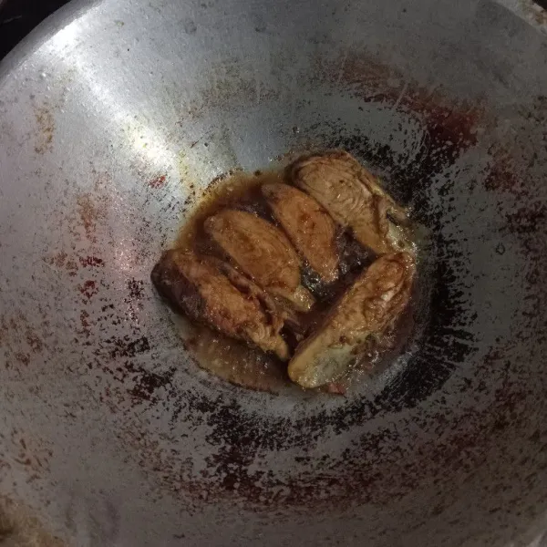Panaskan minyak ( jangan banyak2 agar tdk nyiprat ke tangan) setelah panas masukkan ikan goreng hingga garing angkat sajikan