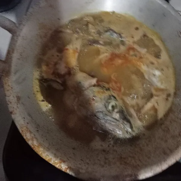 Kemudian masukkan ikannya, aduk secukupnya saja agar ikan tdk hancur, masak terus sampai air menyusut( jangan lupa cicipi yaa)