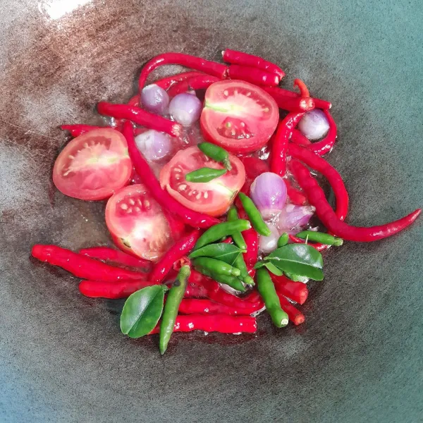Goreng semua bahan sambal sampai layu