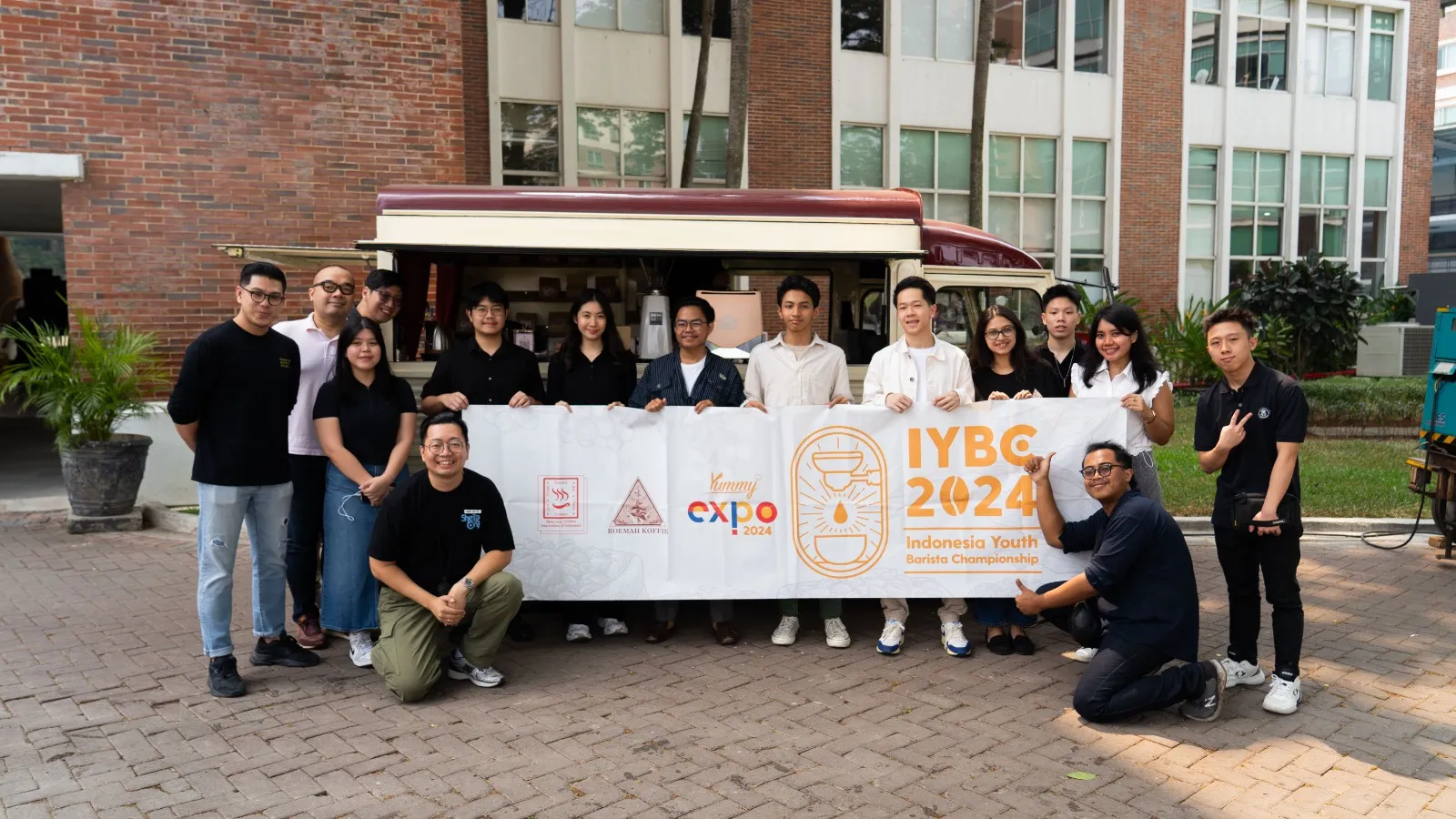 Acara IYBC Roadshow di UPH tidak hanya menjadi ajang kompetisi, tetapi juga menjadi wadah bagi para peserta untuk saling bertukar ilmu dan pengalaman. Para peserta yang berasal dari berbagai latar belakang ini tampak antusias mengikuti sesi tanya jawab dengan Gavin Suryo. Mereka mengajukan berbagai pertanyaan mulai dari tips membuat latte art yang menarik hingga cara membangun karir yang sukses dalam dunia barista dan kopi. Suasana yang hangat dan interaktif membuat acara ini semakin berkesan.