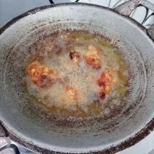 Goreng ayam sampai kuning kecoklatan.