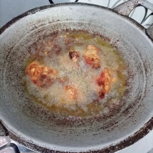 Goreng ayam sampai kuning kecoklatan.