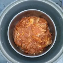 Kukus ayam. Kemudian biarkan dingin.