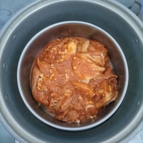 Kukus ayam. Kemudian biarkan dingin.