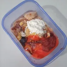 Siapkan ayam. Potong-potong. Kemudian tambahkan bumbu marinasi.
