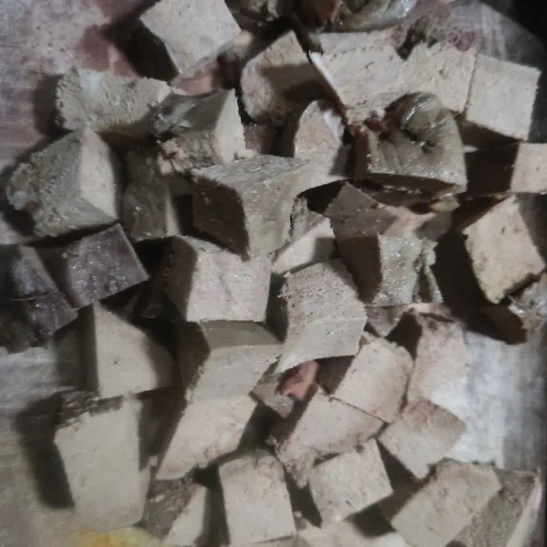 Rebus hati sapi hingga empuk kemudian potong dadu.