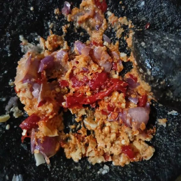 Haluskan bawang putih, bawang merah, merica, kemiri, garam, dan cabai.